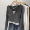 Camiseta de Manga Larga con Cuello en V Color Caqui Falso Dos Piezas Otoño Temprano 2026 para Mujer, Estilo Diseñador, Nicho, Top Base Ajustado