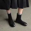Botas femininas de outono e inverno 2026, estilo coreano, minimalistas, bico redondo, retalhos, afunilamento, cano curto, modernas e elegantes, que aumentam a altura, elásticas e afuniladoras