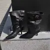 Botas Femininas 2026 botas femininas pretas outono e inverno botas de tornozelo com uma fivela de cinto estilosa estilo retrô novo bico fino saltos agulha