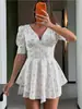 Vestido floral de cuello en V con mangas abullonadas y fruncido en la cintura, estilo puro deseo primavera-verano, fruncido en la cintura con ballenas, falda corta irregular con volantes