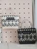Cesta de mano de malla de color blanco y negro a juego para venta al por mayor de fábrica, bolso cubo red net, cesta de regalo tejida a mano a cuadros