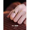 Anillo minimalista retro de piedra ojo de tigre para mujer, una pieza de moda de lujo ligera que es versátil, única y exuda una sensación de alta gama. Un accesorio elegante y personalizado para el dedo índice