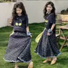 Conjunto de Verão 2026 para Meninas Nova Camiseta Estilosa de Manga Curta com Saia Floral Conjunto de Duas Peças para Meninas