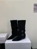 Primeiro encontro com as botas de cano alto de camurça bico fino da Ji Po, coleção feminina outono/inverno 2026, estilo fivela de cinto retrô