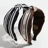 Moda Transfronteiriça Nova Faixa de Cabeça Listrada Simples Tendência Versátil Carta Larga com Nó Acessório de Cabelo para Exterior