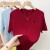 Camiseta de Cuello en V con Logo de Caballo Trenzado Bordado, Top de Punto de Manga Corta para Mujer, Nuevo Diseño de Verano, Top de Moda Único y Versátil