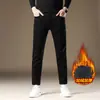 Jeans negros de alta gama para hombre en otoño e invierno, corte slim, pierna recta, business casual, elásticos, modernos, versátiles y forrados de polar