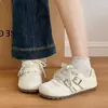 Zapatillas de chica estilo coreano 2026 nueva colección, zapatillas de entrenamiento alemanas inspiradas en el ballet, opción popular para estudiantes, zapatos blancos de alta moda con un look elegante