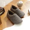 Estilo japonês inverno simples casa interior piso de madeira impermeável antiderrapante mudo masculino e feminino casal bolsa com chinelos de algodão espesso