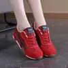 Tênis de Treino Alemão Feminino com Aumento Oculto de Altura Outono 2026 Novo Estilo Coreano Versátil Leve Casual Esportivo Tênis Forrest Gump Feminino D1895