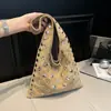 Moda Europea y Americana 2026 Primavera Nuevo Bolso Tote, Elegante y Genial Bolso de Hombro Tipo Cubo con Tachuelas de Lunares para Mujer