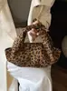 Bolsa de Mão Plissada Estampa de Leopardo Francesa Feminina 2026 Nova Bolsa de Ombro Único Transversal de Alta Qualidade Versátil Bolsa de Axila