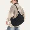 Otoño 2026 Bolso Nube Plisado Sencillo y Elegante Bolso Tote de Algodón Plumas de Gran Capacidad de Hombro Único y Cruzado a la Moda