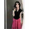 Camiseta amarilla de manga corta, hombros descubiertos, nuevo estilo verano 2026, elegante y hermosa blusa de punto de seda helada para mujer, para usar sola