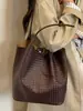 A nova bolsa tote tecida da moda de Shuai Mi é uma bolsa de ombro simples e exclusiva com grande capacidade e pode ser usada como bolsa de ombro.
