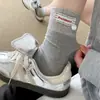 Calcetines de media pantorrilla para mujer, estilo coreano, etiqueta de tela gris, calcetines de concha, calcetines de algodón de color liso para primavera y otoño, calcetines apilados sin costuras