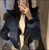 Jaqueta de Algodão com Penas Estilo Zhang Beibei Feminina 2026 Novo Estilo Gola Grande de Pelo com Capuz Gola Alta Jaqueta Curta de Penas Roupa Exterior