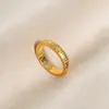 Anel de Aço Titânio Banhado a Ouro Real para Homens e Mulheres, Design Clássico Sem Desbotamento Nicho Anel Liso para Dedo Indicador de Casal com um Toque de Luxo