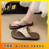 Sandalias de playa suaves de suela plana, chanclas de moda estilo hada, chanclas versátiles francesas para uso en exteriores, nuevo modelo de verano 2025
