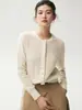 Elegante y brillante cárdigan de cachemira para mujer, con ribete de encaje, cuello redondo, mangas largas y un tejido suave y cómodo.. Una prenda exterior versátil perfecta para otoño e invierno