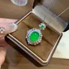 Colgante de calcedonia tipo hielo totalmente incrustado con diamantes para mujer, con una vibrante gema pequeña de ojo de gato verde y blanca, un delicado collar y una cadena para la clavícula, ofreciendo un toque de lujo discreto.