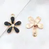 Set Mixto de 23 Accesorios para Manualidades: Bolsa de Perfume Estilo Chanel Blanco y Negro, Colgantes de Esmalte, Aretes de Aleación, Llaveros, Dijes Pequeños