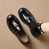 Colección Otoño 2026: Mocasines elegantes y versátiles para mujer con parte superior de piel suave y brillante, suela blanda y diseño de tacón grueso para un uso cómodo.
