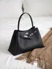 Couro Bovino de Primeira Camada 2026 Novo Modelo Fivela de Fecho Simples de Alto Valor Bolsa Pequena Moda Feminina Bolsa Transversal Bolsa de Mão Tendência