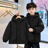 Jaqueta Corta-Vento Acolchoada Masculina Outono Inverno 2026 Novo Estilo Tendência Adolescente Moda Infantil Jaqueta de Esqui com Capuz de Duas Camadas de Algodão