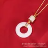 Venta al por mayor del fabricante Colgante de collar con hebilla de princesa de jade natural de Xinjiang, jade de seda dorada, aventurina, joyas colgantes