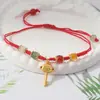 Pulsera de hilo rojo de moda para el Año de la Oveja, con un pequeño amuleto de oveja y un diseño similar al jade, con cierre de cordón ajustable, perfecta para el Año Nuevo. Disponible al por mayor