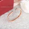 Pulsera de guepardo de oro V totalmente pavimentada con diamantes, un artículo de moda popular para parejas, pulsera versátil con diseño de lujo ligero e incrustaciones de diamantes, directo del fabricante