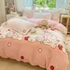 Nuevo juego de ropa de cama de cuatro piezas de terciopelo de leche estampado de grado A para bebé y maternidad 2026, diseñado para uso doméstico, con un estilo fresco y sencillo, que proporciona calidez y grosor extra, adecuado para dormitorios en invierno.