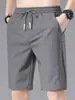Pantalones Cortos de Seda Helada para Hombre, Nuevo Estilo Coreano de Verano, Corte Holgado, Empalme Elástico con Etiquetas, Pantalones Cortos de Longitud Media para Playa
