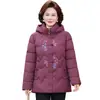 Nuevo abrigo de algodón con relleno de plumón de invierno para madres, con forro de polar añadido y grosor extra, un estilo holgado adecuado para mujeres de mediana edad y mayores, y un nuevo diseño de estilo chino
