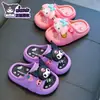 Pantuflas infantiles Sanrio con una sensación de amortiguación suave, diseño de caricatura lindo para niñas, pantuflas antideslizantes para interior, baño, de suela suave para verano