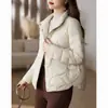 Nova jaqueta de algodão leve com enchimento de plumas 2026 para mulheres, modelo curto, gola alta, quente, da moda e estilosa, perfeita para usar em camadas durante a entre-safra