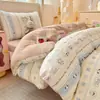 Nuevo Conjunto de Cuatro Piezas de Algodón 100% con Forro de Leche, Estampado Floral de Dibujos Animados, Grado Madre-Bebé, Clase A, Otoño/Invierno 2026, Conjunto de Tres Piezas para Cama de Estudiante