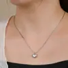 Colar com pingente de amor para todas as partidas da Coreia do Sul, design de nicho de fritilária, corrente de clavícula de aço titânio de alta qualidade, colar de estilo simples dourado