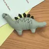 Venta al por mayor de muñecos de dinosaurio de algodón tridimensionales, ropa para niños, bolsos, zapatos, calcetines, bufandas, colgantes, accesorios, broche de peluche.
