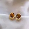 Brincos de Designer de Alto Padrão com Pedra Olho de Tigre Irregular Dourada Novo Estilo 2025 com uma Vibração de Luxo Leve e Elegante