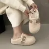 Chinelos peludos estilo coreano, sem cadarço, com sola grossa, novos para outono e inverno, para mulheres, forrados com fleece, chinelos de algodão 2026 para uso externo