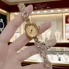 Novo Relógio em Formato de Barril para Mulheres, Relógio Estilo Banheira, Relógio Feminino de Moda de Nicho Levemente Luxuoso, Relógio de Pulso a Quartzo com Pingente de Borboleta