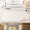 Mouse pad aquecido com tema de desenho animado, perfeito para o inverno, projetado para mulheres que trabalham em escritório, mantém as mãos aquecidas enquanto trabalham na mesa do computador, e é um tapete de mesa aquecido de tamanho grande para o escritório