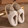 Chinelos de algodão com sola grossa femininos, novo modelo 2026, quentes para o inverno, uso interno em casa, chinelos peludos antiderrapantes para casais e homens