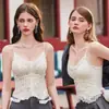 Camisola de encaje estilo francés con escote en V profundo y hermoso diseño en la espalda, copas triangulares finas fijas con almohadillas en el pecho, camiseta sin mangas adelgazante para usar en capas