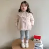 Abrigo de invierno acolchado de algodón para niñas, nuevo estilo 2026, ropa infantil de moda estilo coreano, conjunto de invierno dulce y cálido, chaqueta de algodón