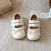 Zapatos de piel estilo princesa para bebé niña, nuevos zapatos de primavera para niño pequeño de suela blanda, zapatos infantiles antideslizantes, zapatos de otoño transpirables de una sola pieza