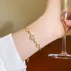 Nova pulseira de zircônia em formato de trevo de quatro folhas oca em ouro para mulheres, elegante, luxo leve, toque de alta qualidade, acessório de nicho requintado