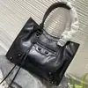 Nova Bolsa de Motocicleta Paris com Rebites Tendência, Bolsa Hot Girl Abg com Toque de Luxo, Grande Capacidade, Ombro Único, Transversal e Bolsa de Mão para Mulheres